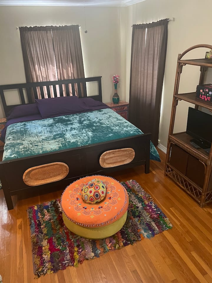 Chumba cha kulala cha 5 kilicho na bafu kamili kwenye ghorofa ya 2. 