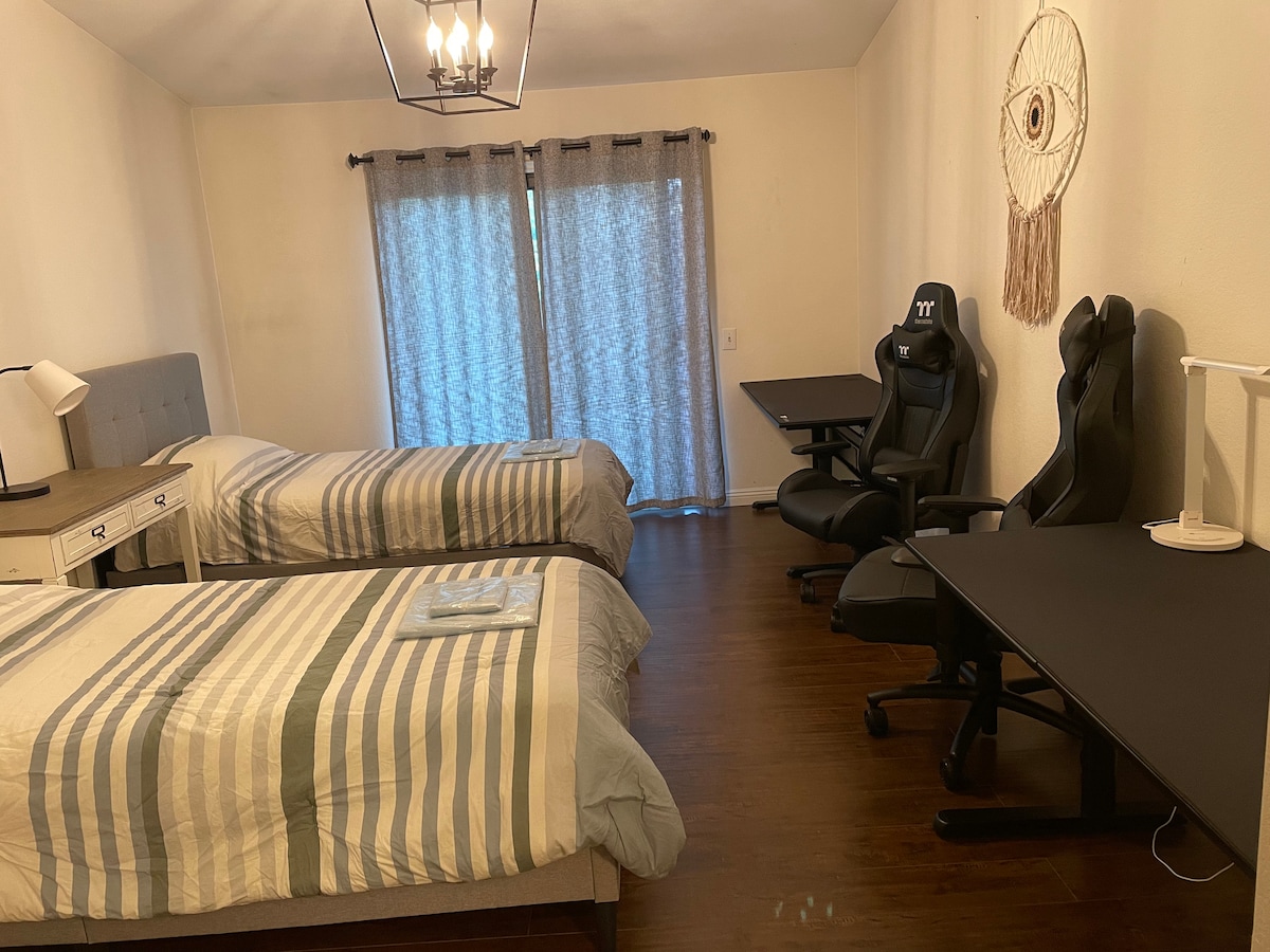 חדר שינה ראשי עם שתי מיטות יחיד , שולחנות משחקים וכיסאות.  חדר ארונות מרווח עם קיר עץ ארז. פטיו פרטי וחדר אמבטיה צמוד. 
קשיחות מזרן: קשיח במיוחד. 
קומה שנייה. 