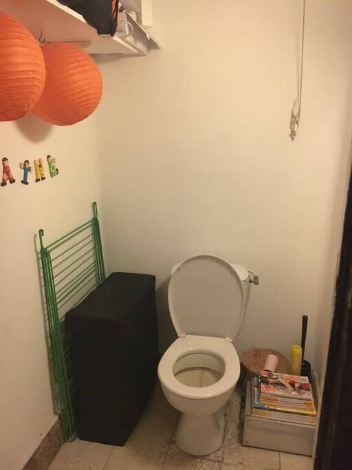 Toilettes séparées de la salle de bain