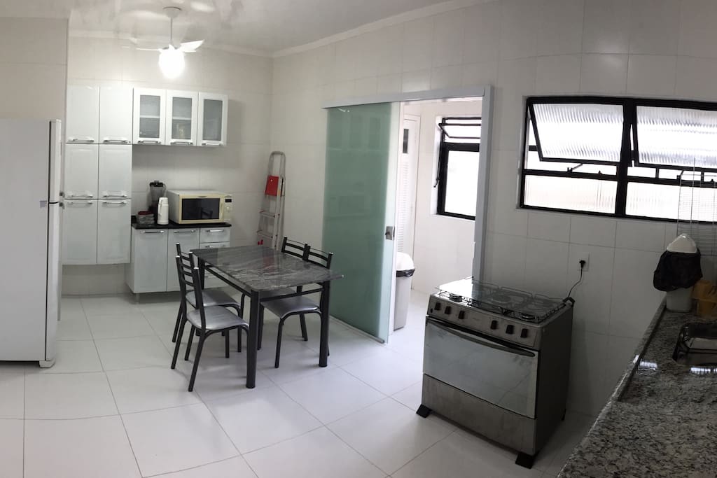 Ampla cozinha totalmente equipada