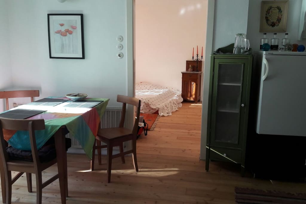 unsere Küche mit Blick ins Schlafzimmer...