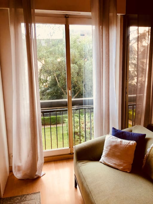 Séjour qui donne sur le jardin de la résidence - view on the garden of the residence from the leaving room