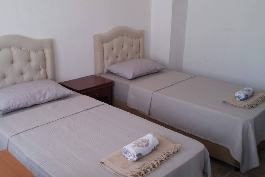 2 yatak odasından birinde 2 adet tek kişilik yatak mevcuttur.