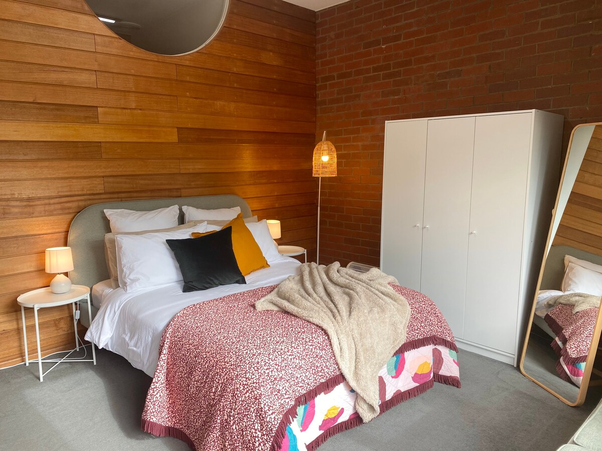 Ulazna spavaća soba s bračnim krevetom