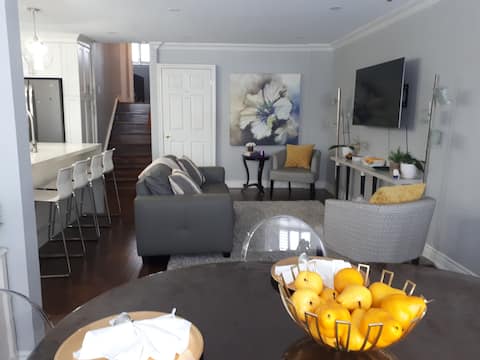 Top performing Airbnb: Luxury! Entire upper 2 level backsplit home in Humber River—Black Creek