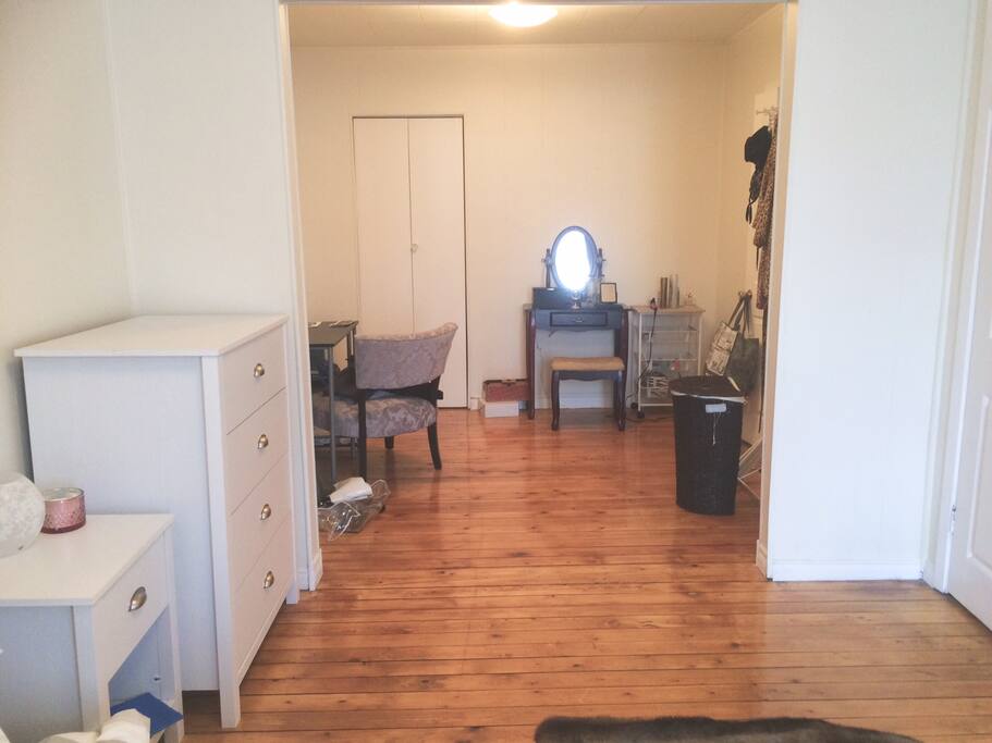Bedroom, opposite direction