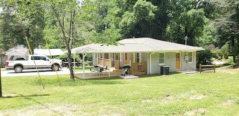 Popular Airbnb listing: Rabun Get-A-Way - - Clayton, GA in Clayton