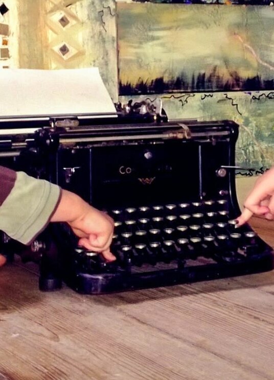 Show full-screen, host-provided image