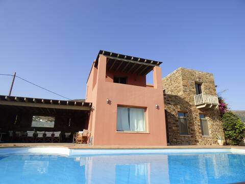 VILLA WITH SWIMMING POOL