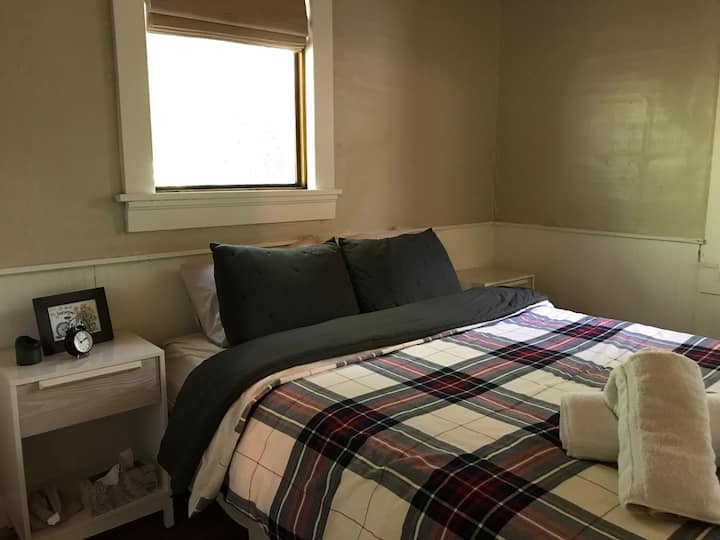 Queen bed w/ window blinds