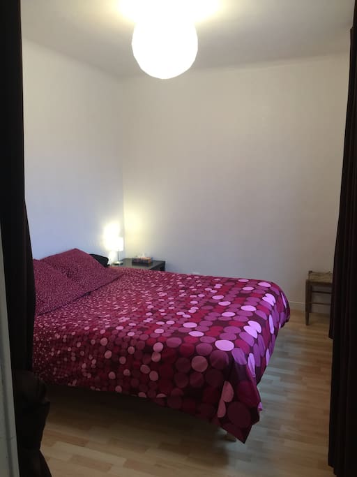 Chambre de 12 m2 avec lit double en 160 x 200
Penderie et étagères