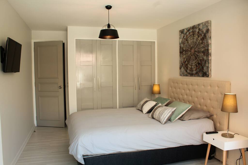Habitacion: Amplio e iluminado espacio, equipado con cama tamaño Queen, escritorio de trabajo y Smart TV de 32''