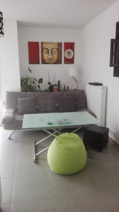 Salon avec table en verre modulable