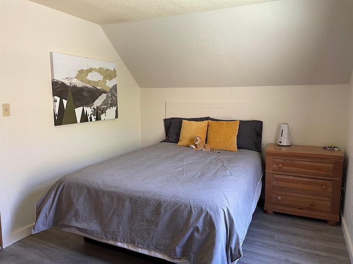 Втора спална соба на горниот кат свртена кон запад. Поглед кон ридот. Немаме затемнети ролетни. 