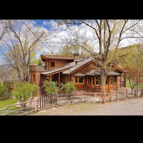 Beautiful log home, The Cedar House.