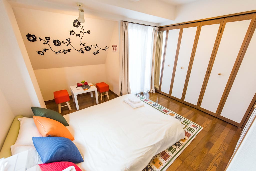 Very cozy bedroom, perfect for small group!
居心地の良いお部屋で、少人数でのご利用に最適です!
