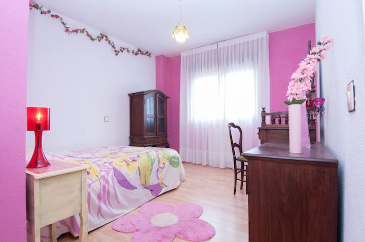 Dormitorio para 2 personas= Habitación para 2 personas.