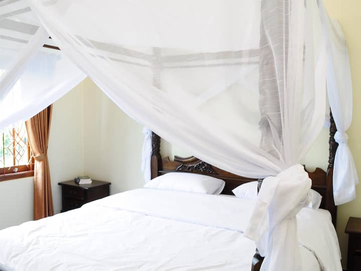 Dormitorio con cama de matrimonio.