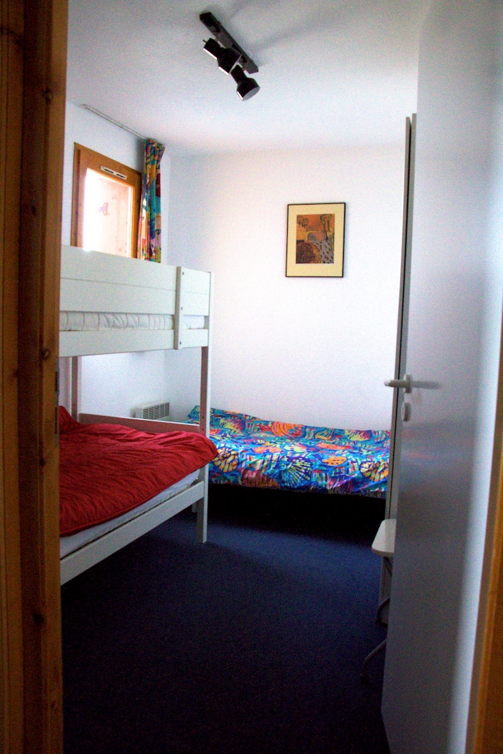 ห้องนอนพร้อมเตียง 3 เตียงหนึ่งในนั้นเป็นเตียงสองชั้น มีผ้านวมและหมอนให้