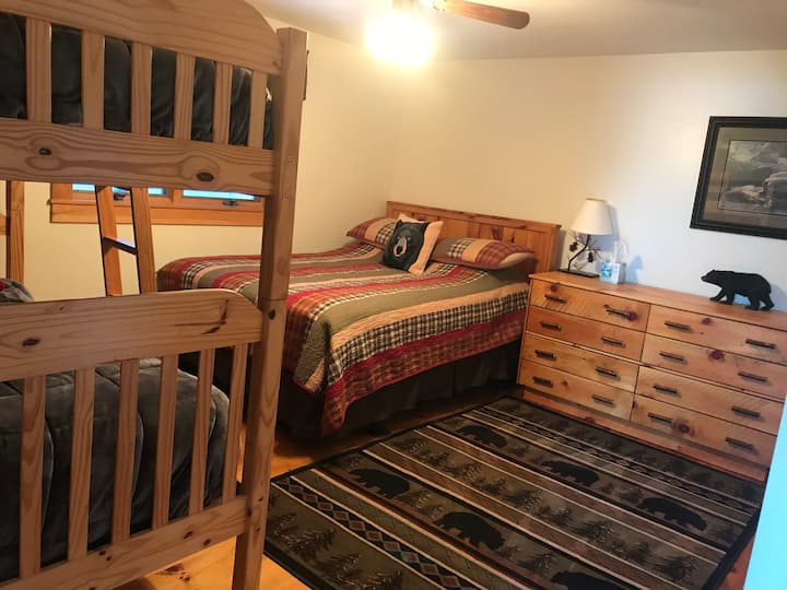 Dormitorio del primer piso, cama queen y litera (colchones individuales en cada litera). 