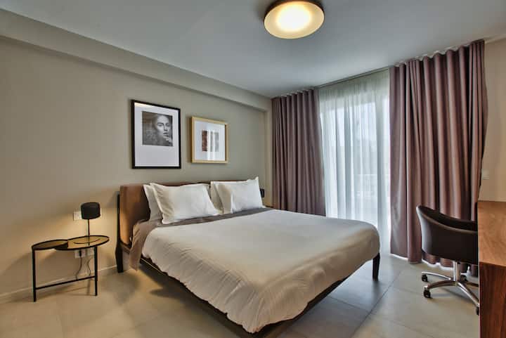 El dormitorio principal tiene vistas a un enorme balcón trasero también con vistas urbanas.