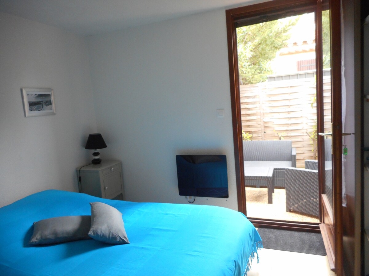 غرفة النوم رقم رقم 1 - أسفل تطل على التراس الثاني