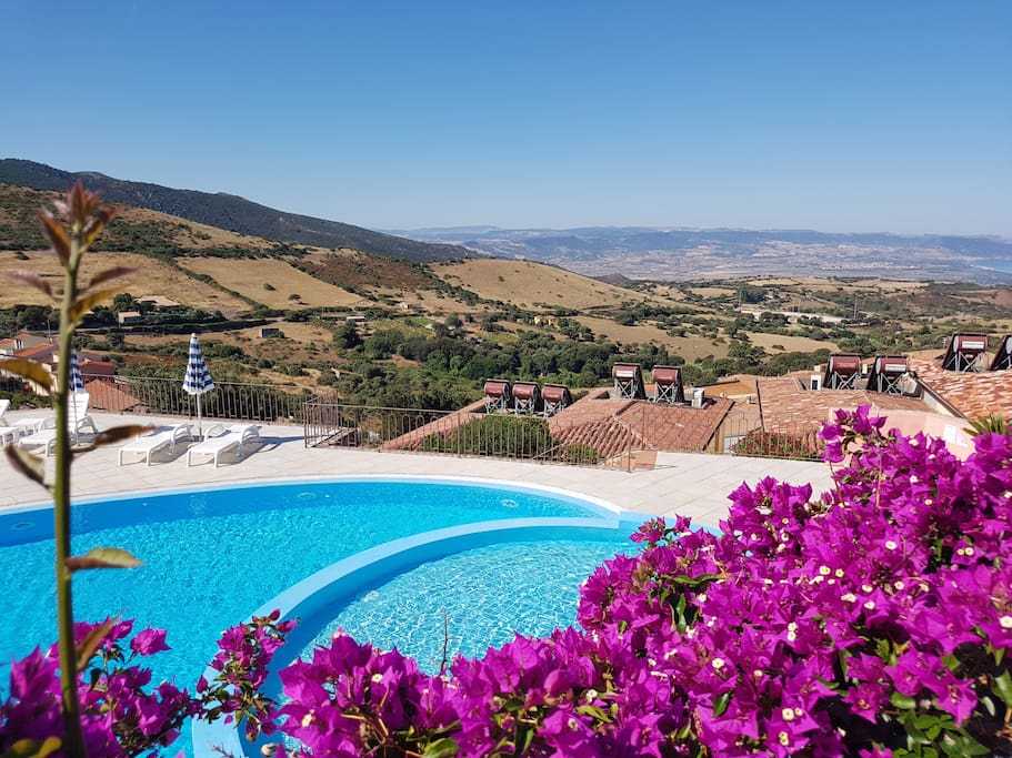 Swimming pool with seaview - piscina con vista mare