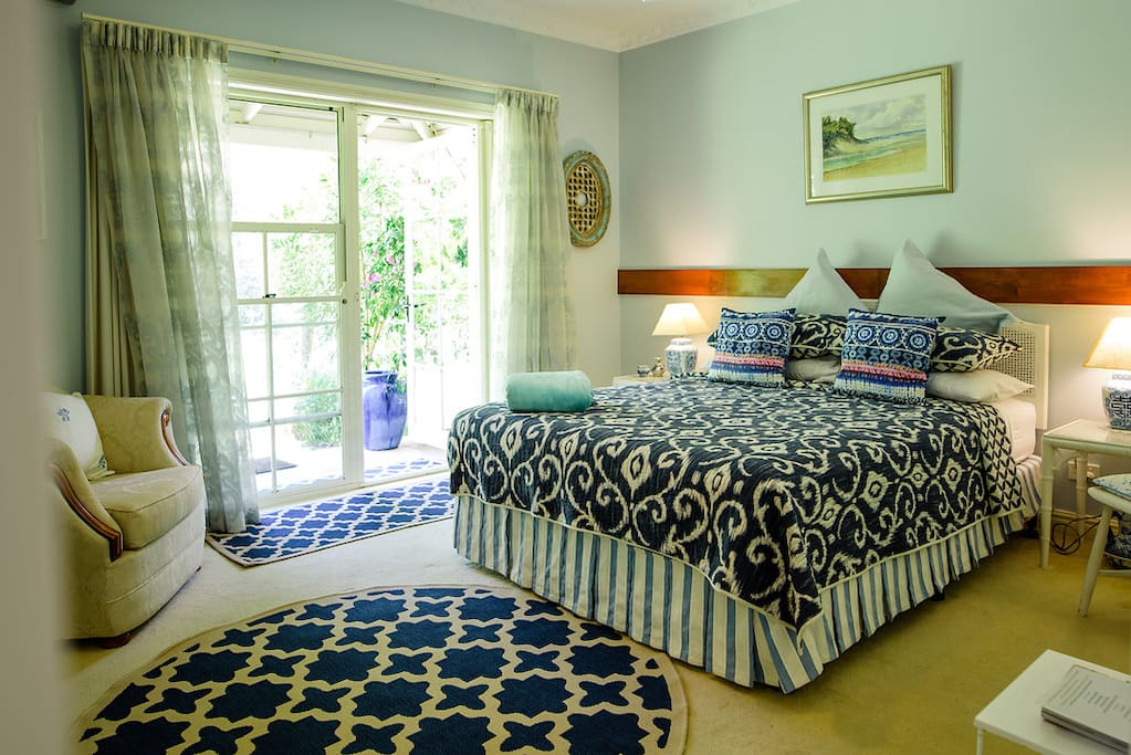 Mafalda suite - king bed with garden patio