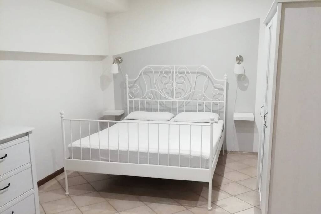 Lato con letto matrimoniale, armadio e cassettiera della camera da letto
