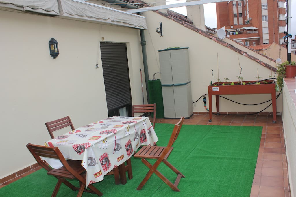 La amplia terraza con toldo y huerto urbano para disfrutar de una silenciosa tarde leyendo un buen libro o escuchando música...