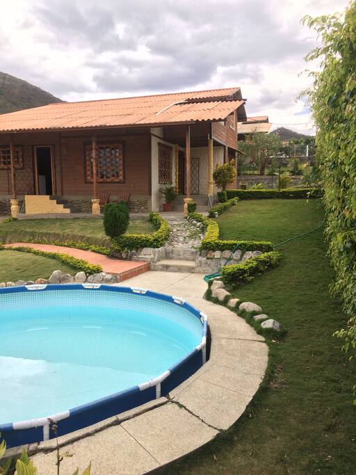 Exterior casa desde piscina