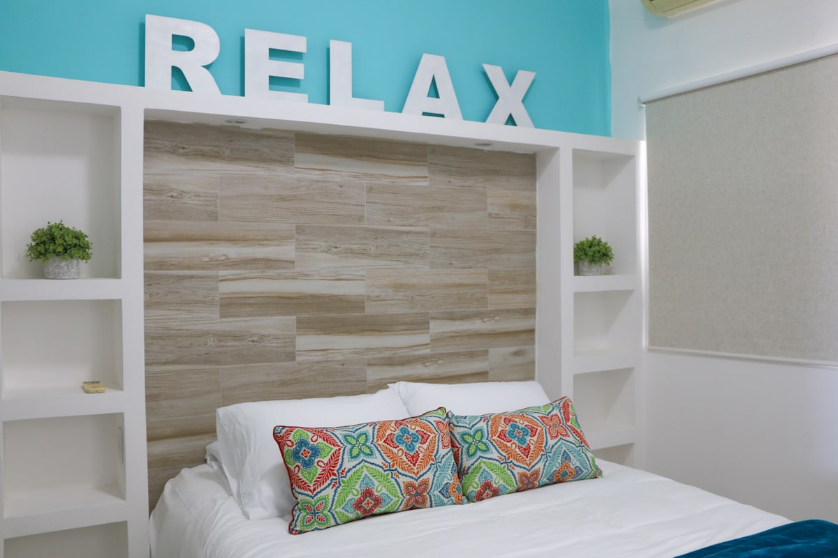 שקעי חשמל משני צידי המיטה כך שתוכלו להטעין את הטלפון שלכם בלילה