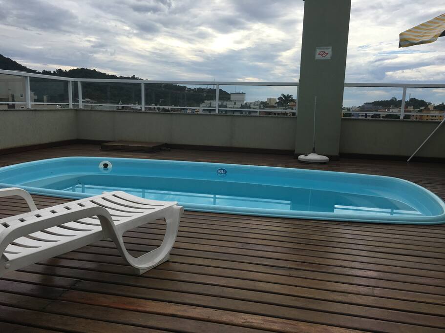 Piscina com uma linda vista para o mar.