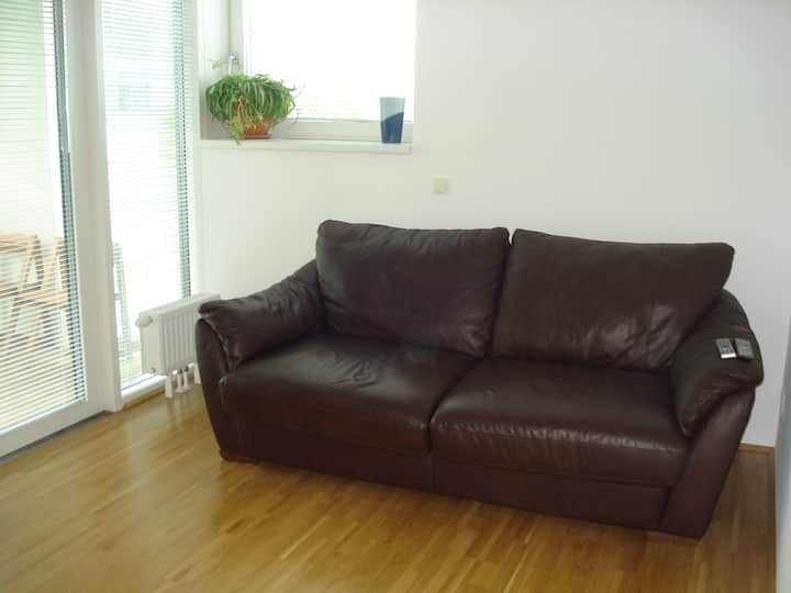 โซฟาและระเบียงพร้อมเก้าอี้ 2 ตัว