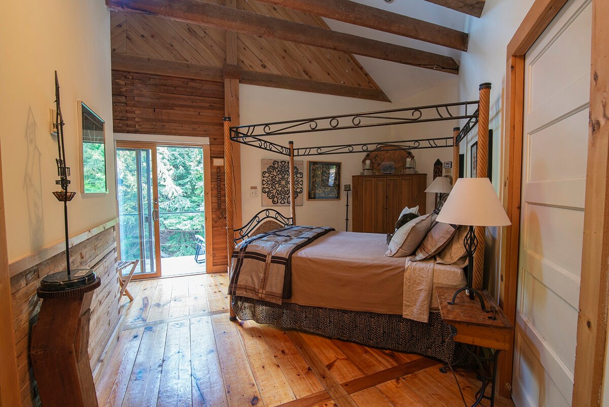 The primary bedroom suite and Vista deck. Carole Drong photo.