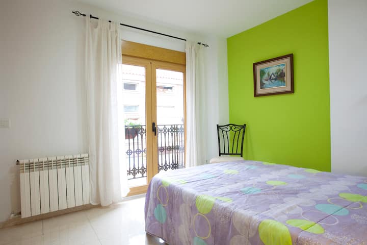 ห้องเตียงใหญ่ 3 พร้อมระเบียงและเครื่องปรับอากาศ