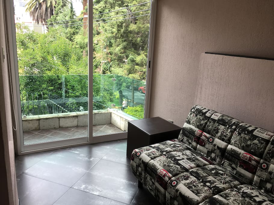 Bonito y cómodo sofá al lado del balcón