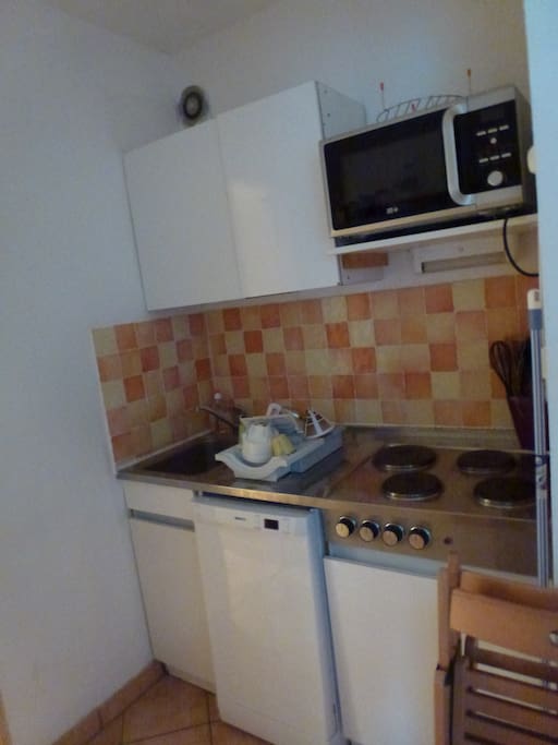 Kitchenette avec son lave vaisselle, four combiné ..