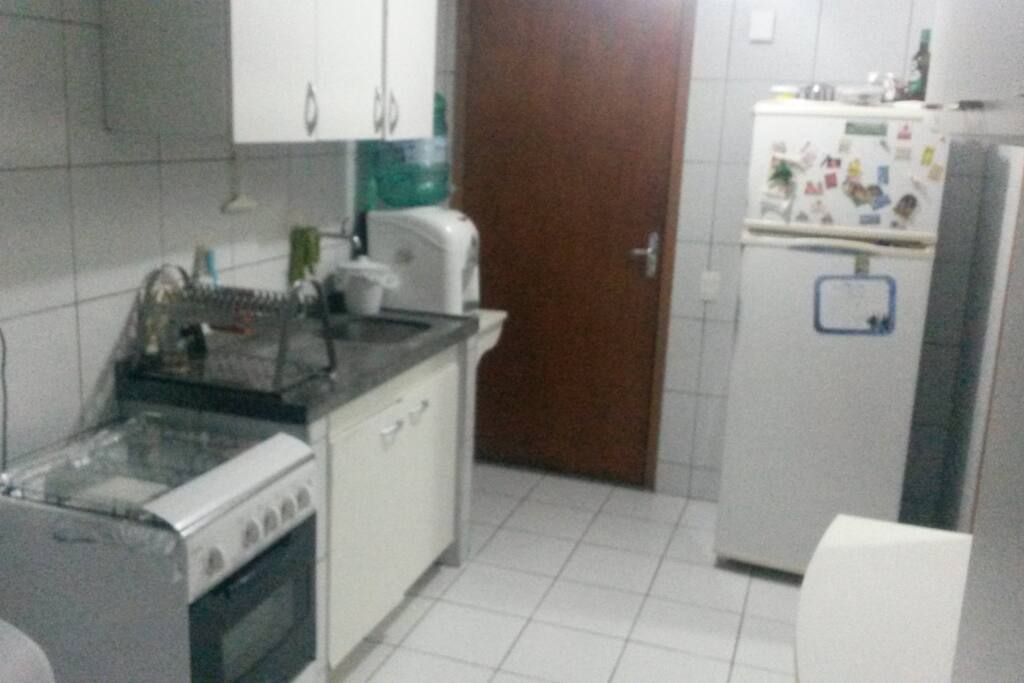 Cozinha 100% equipada. Alimentos básicos como sal, açúcar, café.