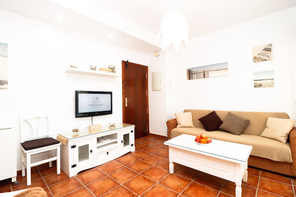 Sofá cama, aire acondicionado, y acceso a terraza para disfrute al aire libre.TV extraplana, mesa baja, y mesa de comedor