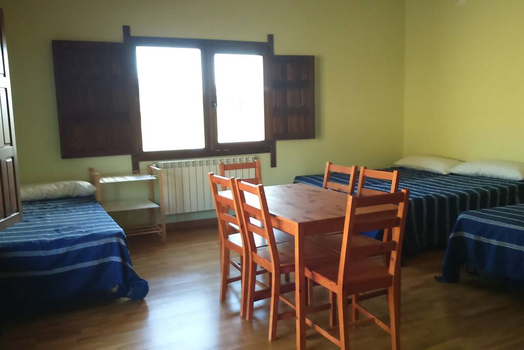 Amplias habitaciones de 6 camas con baño