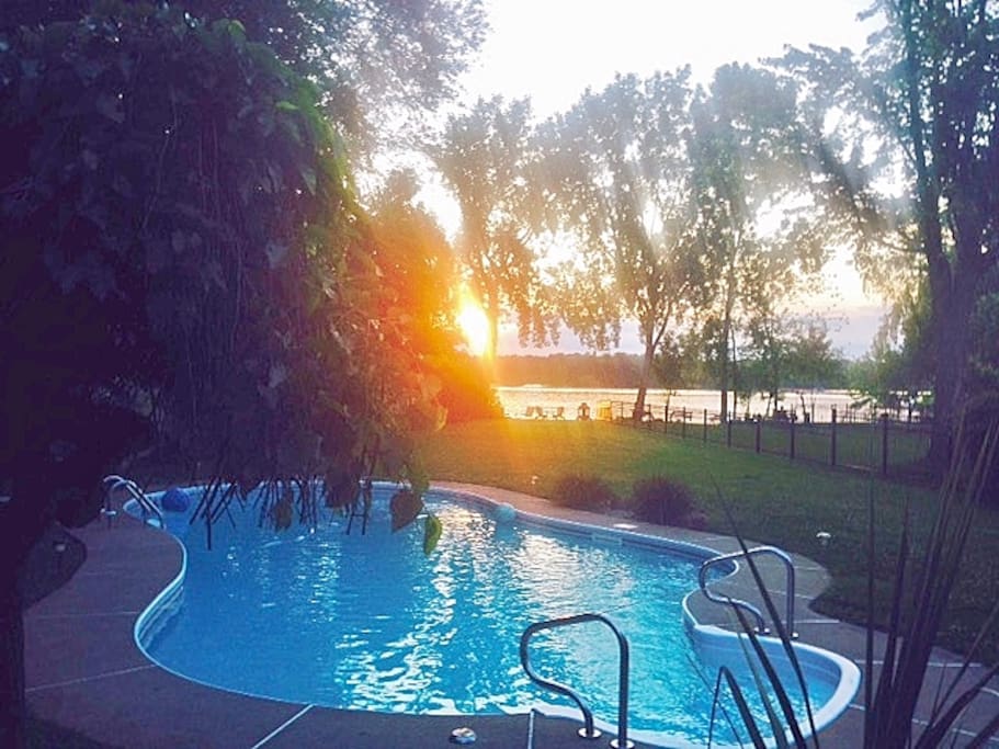 coucher de soleil a la piscine / sunset at the pool