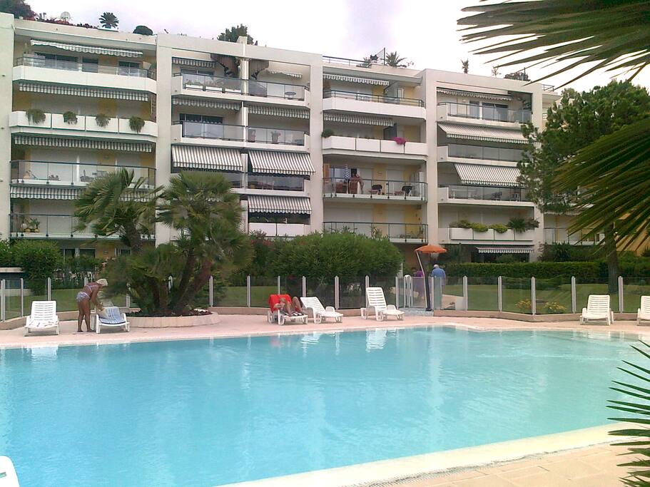 PISCINE RESIDENCE AVEC TRANSATS