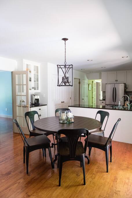 Spacious, Eat-In Kitchen (seats 6)