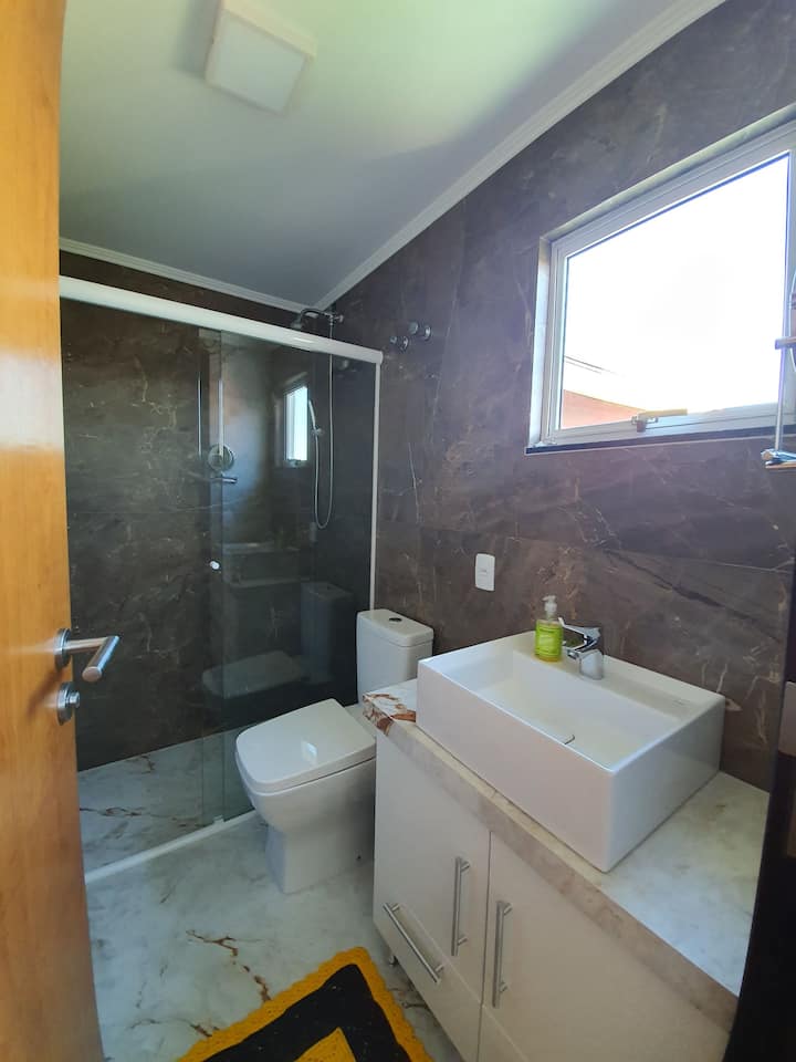 Kupaonica u apartmanu na drugom katu.
