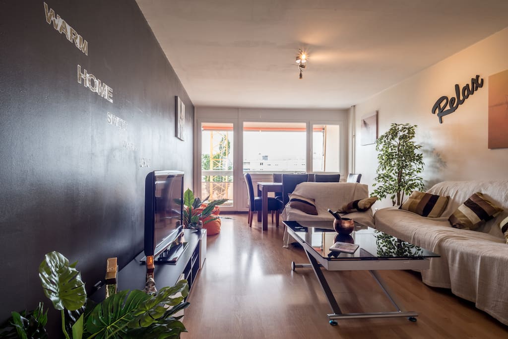 Beautiful Living Room (Daylight)