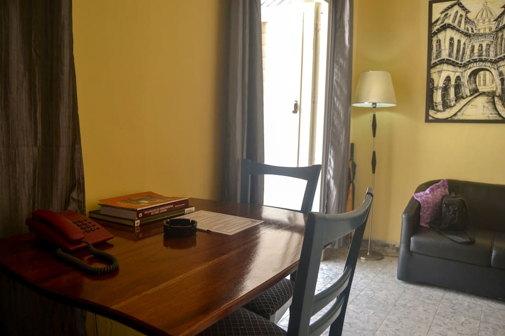 Espacio de trabajo incluído en la sala