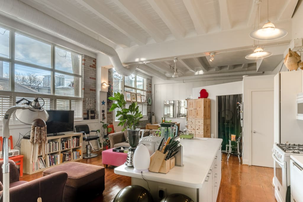 Modern, bright loft with tall ceilings. Very spacious