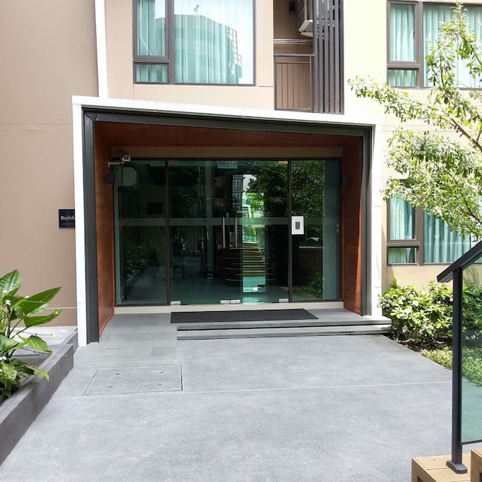 Main entrance 24 hours. Security in the front desk to assist guests if you have questions
