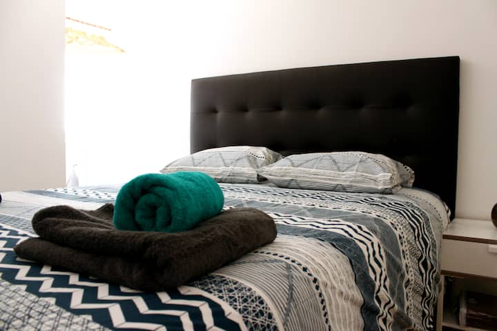Cama de matrimonio en el ​dormitorio 